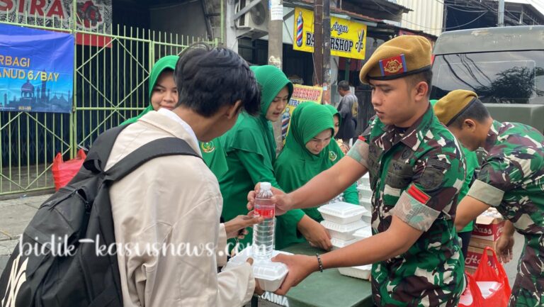 Prajurit Yonarhanud 6/BAY Tebar Kebaikan Lewat Program “Jumat Berbagi” untuk Warga Sekitar Asrama