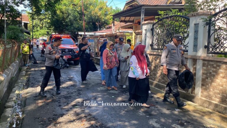 Pasca Banjir, Polsek Dawuan Bersama Muspika Dibantu BPBD Bersihkan Lingkungan