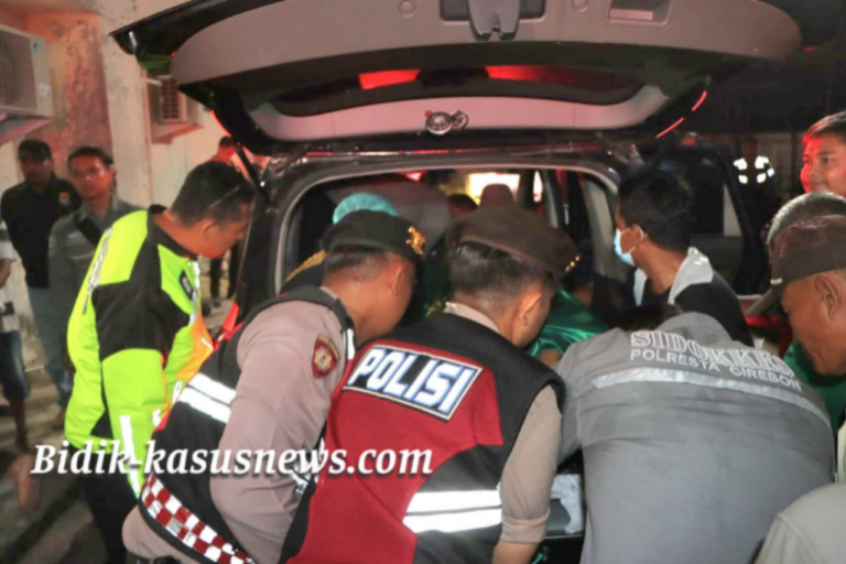 Polresta Cirebon Kawal Penyerahan Jenazah Korban Longsor Gunung Kuda ke Rumah Duka