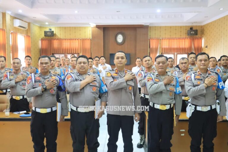 Pimpin Anev Propam, Kapolres Majalengka Berikan Penghargaan kepada Kanit Propam Polsek Jajaran
