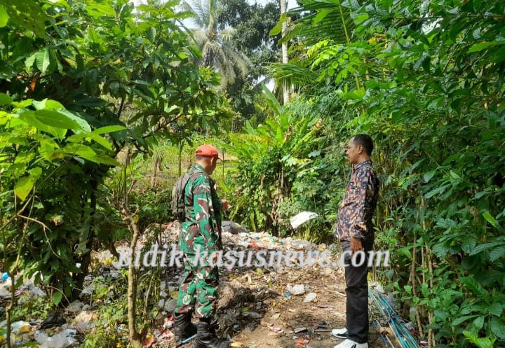 Babinsa Koramil 421-03/Pnh , Terapkan & Laksanakan Program Lingkungan Bersih bersama masyarakat