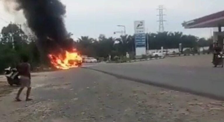 Mobil Terios Hitam Di SPBU Rantau Puri Terbakar, Diduga Bawa BBM Pertalite