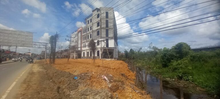 Di Duga !!! Bangunan di Kab.Sintang Kalbar Banyak Yang Tidak Memiliki izin IMB,Pemerintah Mesti Tegas,Ada Apa Dengan ini Semua ?