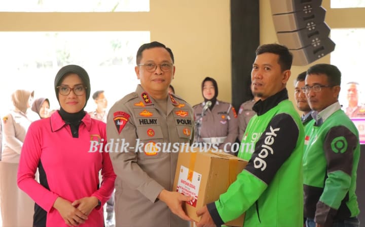 Hari Bhayangkara ke-79 : Polda Lampung Bagikan Bantuan Sosial Untuk Komunitas Ojek Online