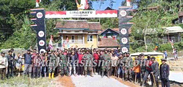Satgas TMMD Ke-125 Aspal Jalan di Desa Langkapjaya, Ratusan Warga Ikut Turun Tangan