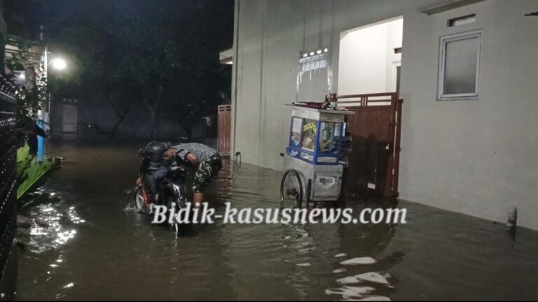 Hujan Deras Guyur Jatimakmur, Sungai Meluap: Warga Griya Asri Taman Mini Bekasi Siaga Banjir