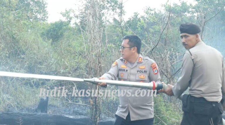 Tanggap Darurat Karhutla, Kapolres HSU Pimpin Langsung Pemadaman Lahan Gambut di Desa Beringin