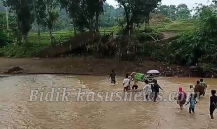 Viral Warga Gotong Keranda Lewati Sungai, Pemkab Sukabumi Siapkan Pembangunan Jembatan Gantung
