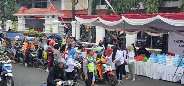 Polisi Amankan Jalannya Aksi Damai, Emak-Emak Membagikan 700 Nasi Bungkus kepada Warga