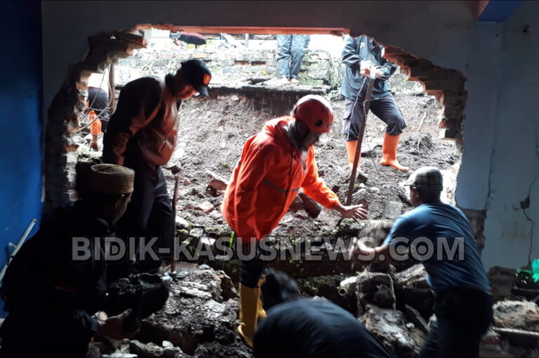Dinding TPT Citamiang Ambrol, Dua Rumah Rusak, BPBD Gerak Cepat Evakuasi