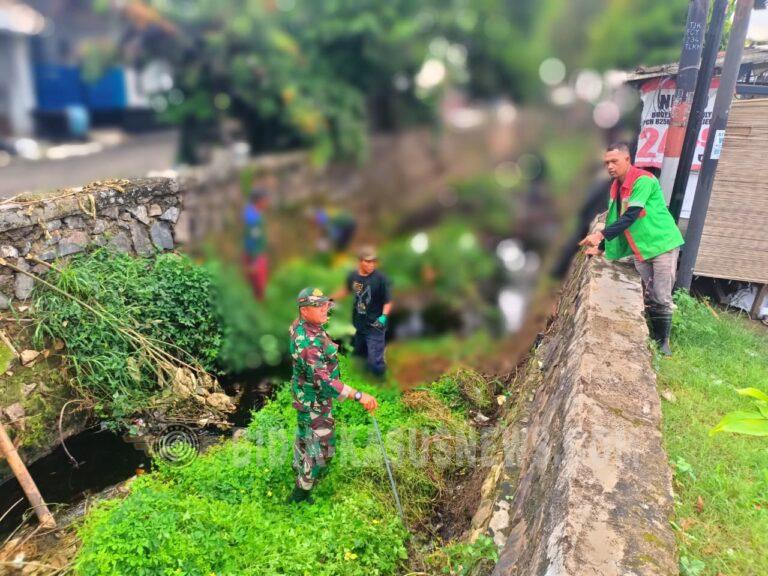 Antisipasi Banjir Musim Hujan, Babinsa TBU dan Warga Keteguhan Bersihkan Drainase di Teluk Betung Timur