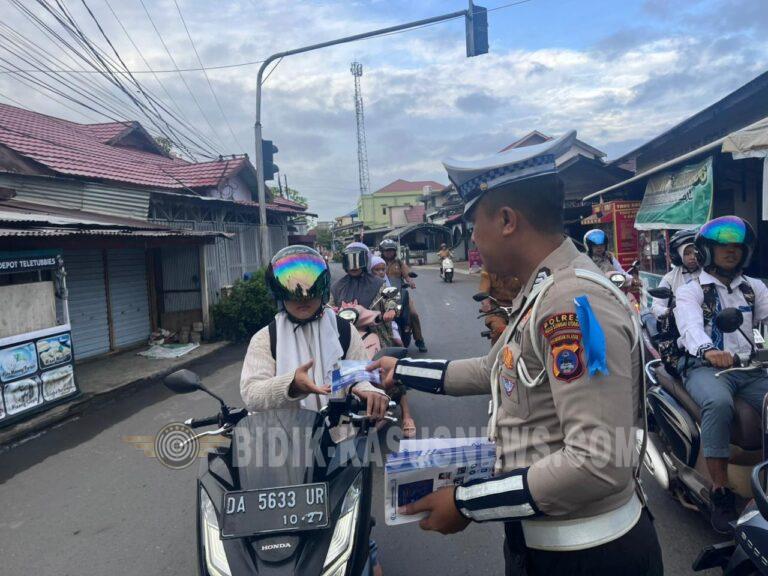 Operasi Keselamatan Intan 2026, Satlantas Polres HSU Edukasi Warga Lewat Pembagian Brosur Keselamatan Lalu Lintas