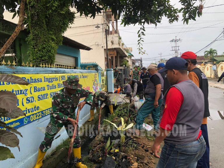 Babinsa Koramil Tanjung Karang Timur Ajak Warga Wayhalim Bersihkan Drainase Cegah Banjir