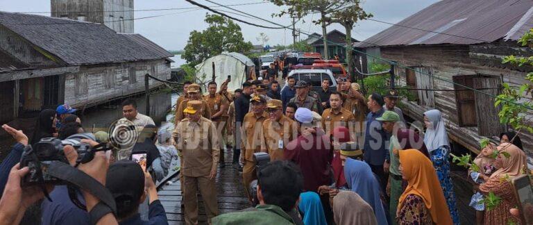 Gubernur Kalsel Serahkan Bantuan untuk Warga Terdampak Banjir di Pondok Babaris HSU