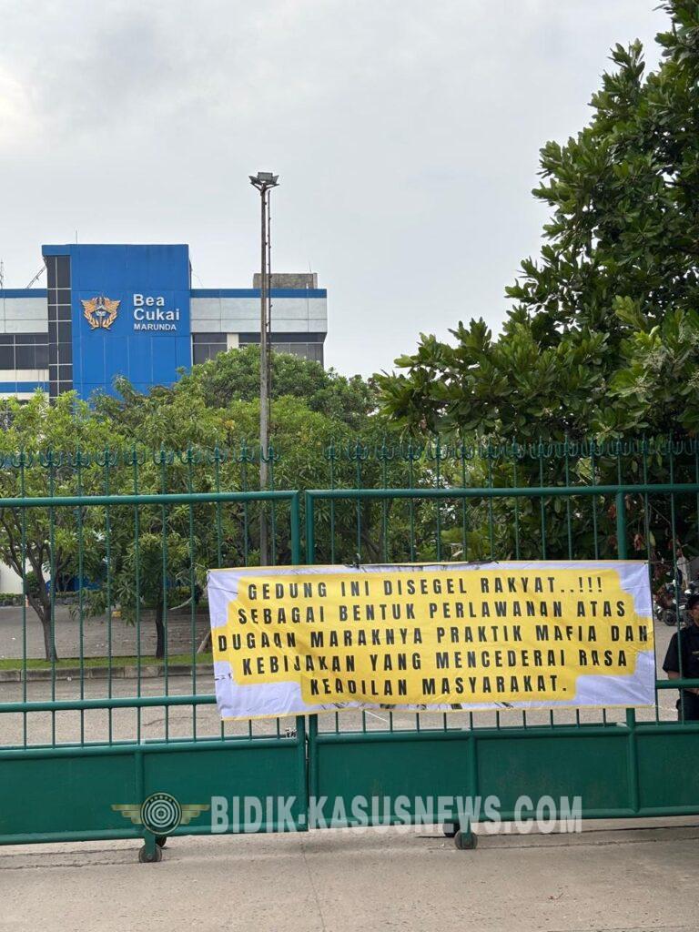 Massa KMHN Segel Gedung Bea Cukai Marunda