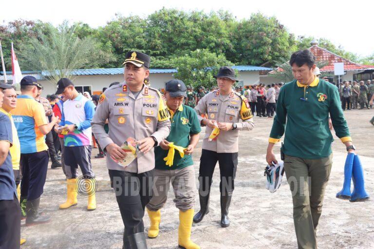 Kapolres Pelabuhan Tanjung Priok Bersama Forkopimko, Korve Bersih – Bersih Pesisir Laut Marunda