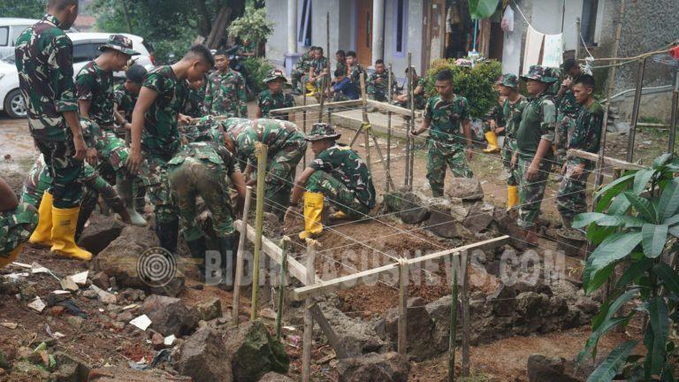 Bercucuran Keringat, Satgas TMMD ke-127 Kodim 0617/Majalengka Bangun Pondasi Pos Kamling di Sindangwangi