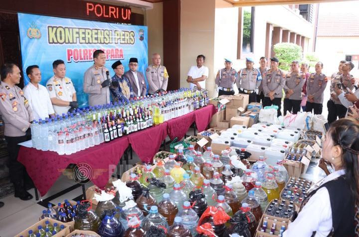 Tekan Peredaran Miras, Polres Jepara Sita Ribuan Botol dalam KRYD