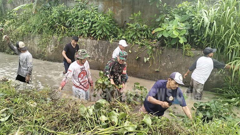 Babinsa Sukamaju Gerakkan Warga Bersihkan Selokan di Teluk Betung Timur, Cegah Banjir Saat Musim Hujan