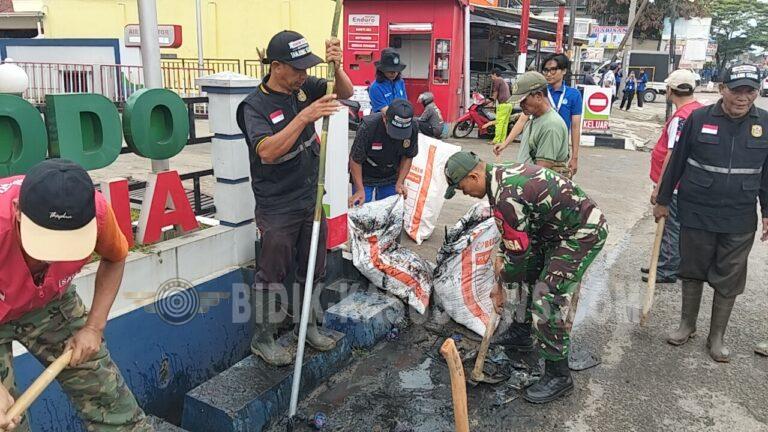 Babinsa Way Kandis Pimpin Gotong Royong Bersihkan Drainase, TNI dan Warga Bersatu Cegah Banjir