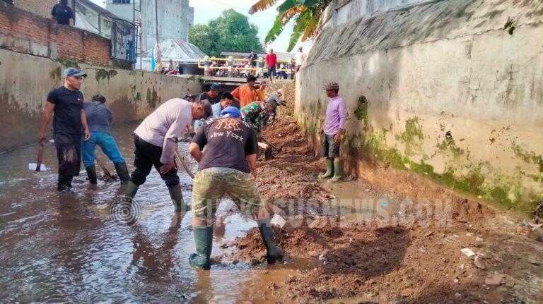 TNI dan Warga Gunung Mas Bersatu Bersihkan Kali Way Sekampung, Antisipasi Banjir di Tanjung Karang Barat