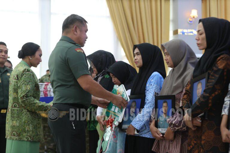 Wujud Empati, Kasad Serahkan Rumah dan Santunan bagi Ahli Waris Prajurit Marinir