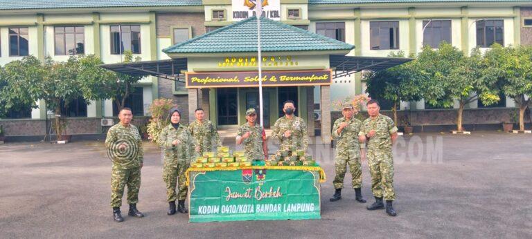 Sambut Ramadan, Babinsa Koramil 410-01/PJG Tebar Jumat Berkah dengan Berbagi Nasi Kotak untuk Warga dan Ojol di Bandar Lampung