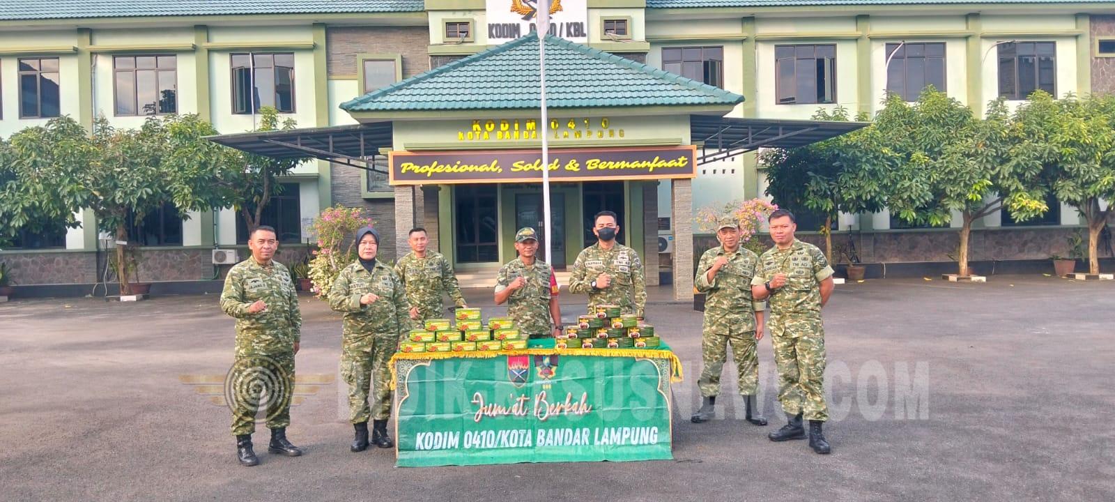 Sambut Ramadan, Babinsa Koramil 410-01/PJG Tebar Jumat Berkah dengan Berbagi Nasi Kotak untuk Warga dan Ojol di Bandar Lampung