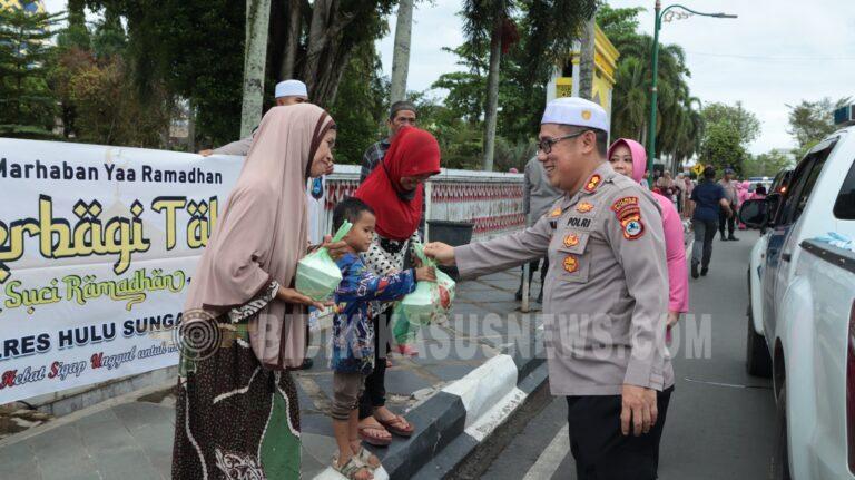 Kapolres Hulu Sungai Utara Bersama YKB Bagikan 300 Takjil di Bundaran Tugu Sholat Amuntai, Wujud Kepedulian Ramadan