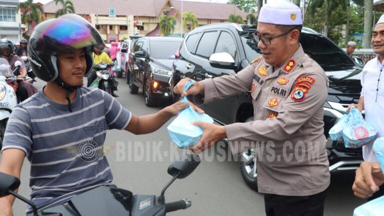 Ramadan Penuh Kepedulian, Kapolres HSU Bersama YKB Bagikan 300 Takjil untuk Pengguna Jalan di Amuntai