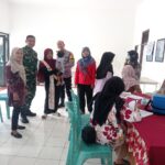 Babinsa Dampingi Imunisasi Susulan ORI Campak dan Rubela di Kelurahan Sukapura