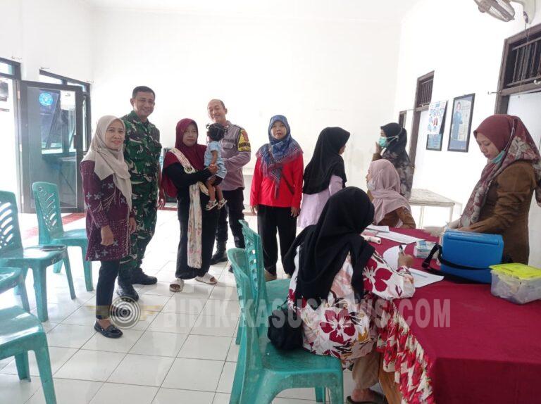 Babinsa Dampingi Imunisasi Susulan ORI Campak dan Rubela di Kelurahan Sukapura