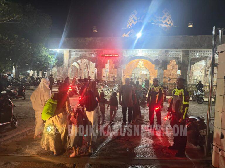 Satlantas Polres HSU Amankan Shalat Tarawih di Masjid Raya At Taqwa, Lalu Lintas Tetap Lancar dan Kondusif