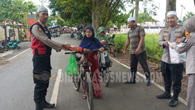 Hari Ke-5 Ramadan, Polsek Banjang Bagikan Takjil untuk Warga sebagai Wujud Kepedulian Sosial