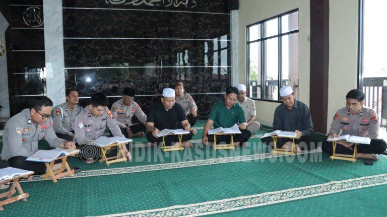 Perkuat Spiritualitas di Bulan Ramadan, Personel Polres Hulu Sungai Utara Ikuti Tadarus Al-Qur’an Virtual Bersama Mabes Polri