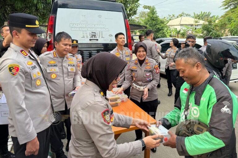 Dekatkan Diri ke Masyarakat, Kapolres Metro Bekasi Kota Bagikan Takjil di Bekasi Utara