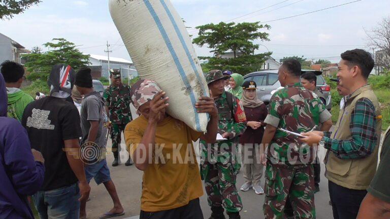 Kodim 0614/Kota Cirebon Bersama Bulog Laksanakan Sergab di Kelurahan Larangan