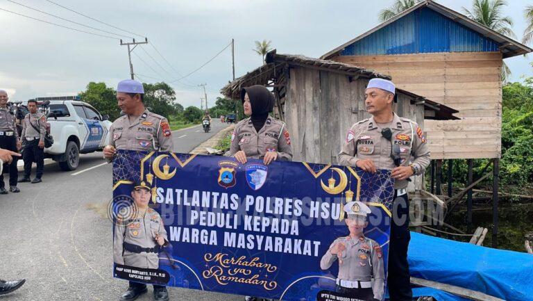 Wujud Kepedulian di Bulan Suci, Sat Lantas Polres HSU Bagikan Takjil dan Sembako untuk Warga Kurang Mampu