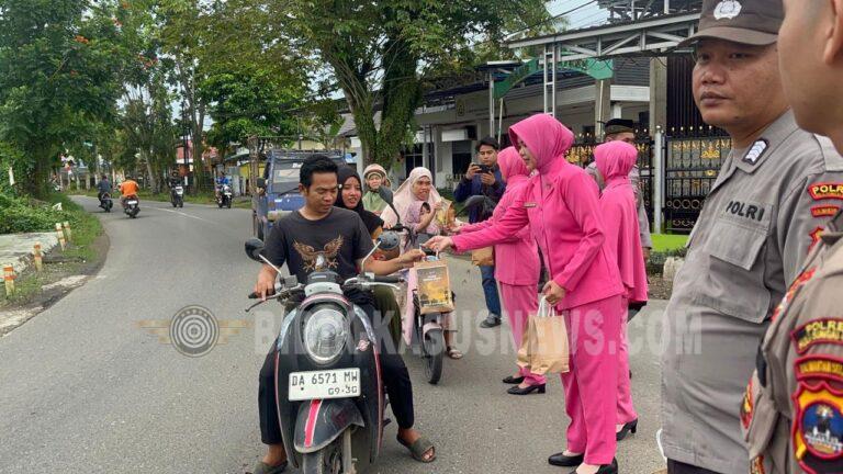 Polsek Amuntai Tengah Bersama Bhayangkari Bagikan Takjil Ramadhan, Wujud Kepedulian dan Pererat Silaturahmi dengan Warga