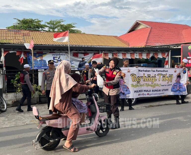 Tebar Kepedulian di Ramadan, Sat Samapta Polres Hulu Sungai Utara Bagikan Takjil kepada Pengguna Jalan