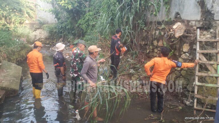 Babinsa Kaliawi Bersama Warga Bersihkan Aliran Kali, Antisipasi Banjir di Musim Hujan