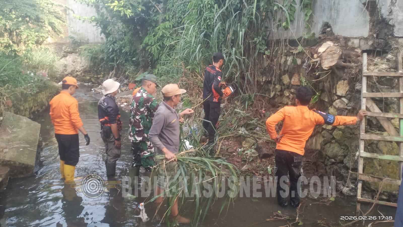 Babinsa Kaliawi Bersama Warga Bersihkan Aliran Kali, Antisipasi Banjir di Musim Hujan