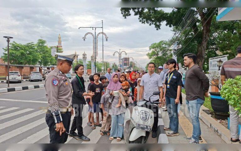 Polisi dan Mahasiswa di Majalengka Bersatu Berbagi Takjil untuk Pengendara