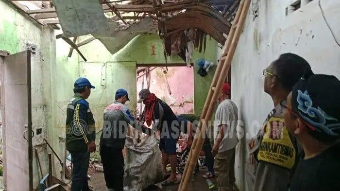 Wujud Kepedulian Polri, Polres Cirebon Kota Bedah Rumah Warga Lansia di Kapetakan