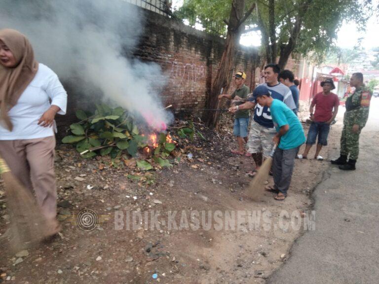 Antisipasi Banjir, Babinsa Pasir Gintung Bersama Warga Gelar Jumat Bersih Bersihkan Saluran Air