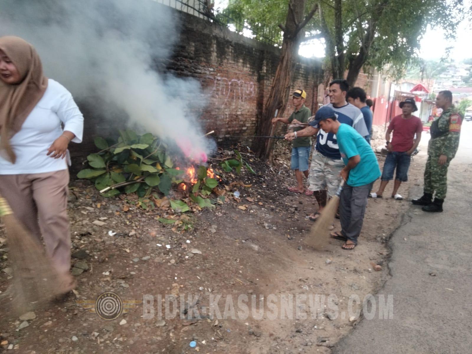 Antisipasi Banjir, Babinsa Pasir Gintung Bersama Warga Gelar Jumat Bersih Bersihkan Saluran Air