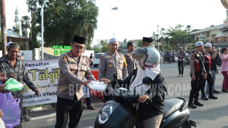 Kapolres Hulu Sungai Utara Bersama Ormas Keagamaan Bagikan 300 Takjil di Bundaran Tugu Sholawat Amuntai