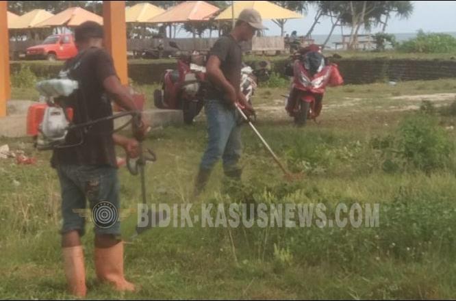 Pemuda Desa Cipeundeuy Bersih-Bersih Pantai Kalaju, Tutup Kegiatan dengan Nasi Liwet Bersama