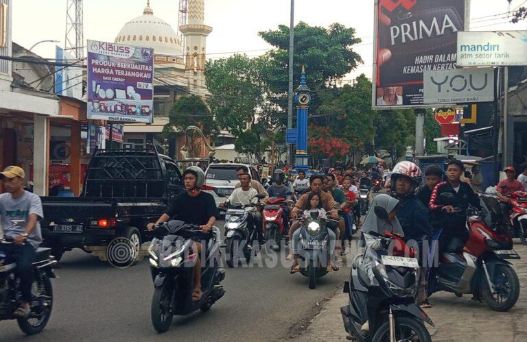 Bundaran Surade Dipadati Warga Saat Ngabuburit, Suasana Sore Ramadhan Makin Semarak