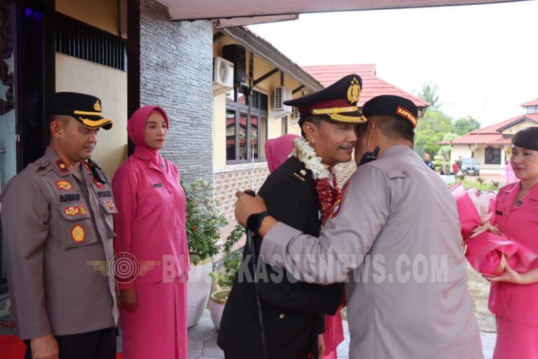 Tradisi Gerbang Pora Warnai Tanggis Pelepasan Kompol Oding Ardi di Polres Melawi